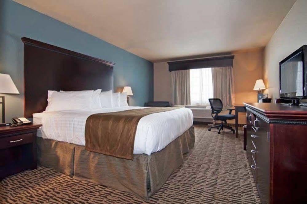 Готель The Watford Watford City Екстер'єр фото